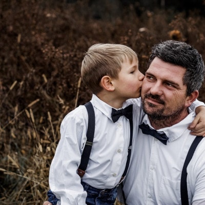Optimal für Hochzeiten: Set Vater Sohn Hosenträger & Fliegen in schwarz